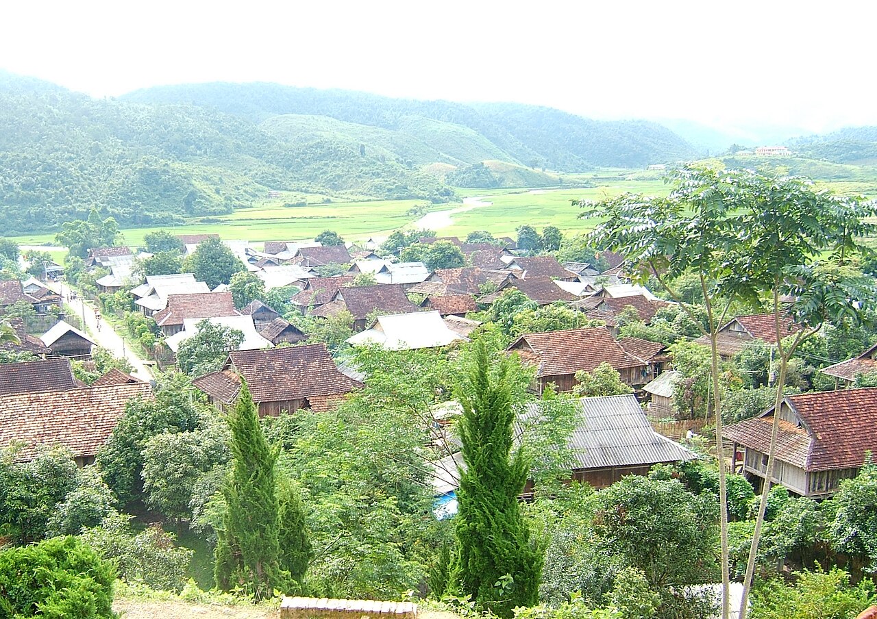 Village de maisons sur pilotis aux toits de tuiles, dans une vallée du nord du Vietnam