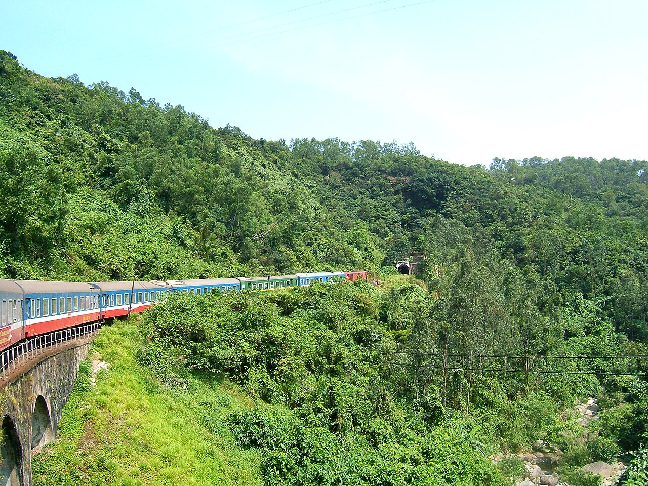 Train bleu longeant la côte sur le col de Hai Van, entre Hué et Da Nang