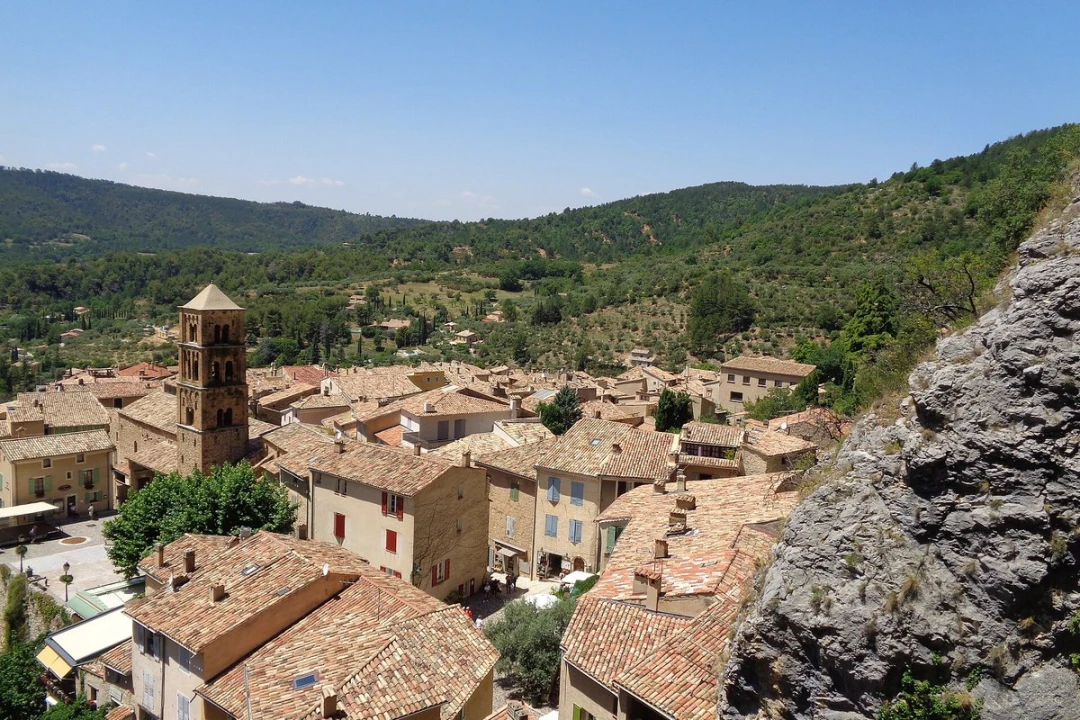 Rester au frais sans climatisation : ce que les maisons provençales savent depuis des siècles